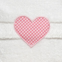 personalisierter-bademantel-rosa-herz-detail