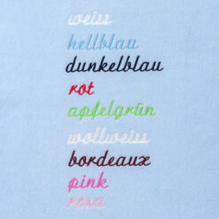 schrift_auf_blauer_babydecke