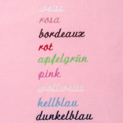 schrift_auf_rosa_babydecke