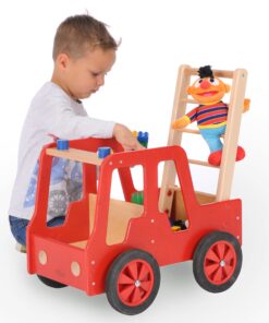 Mit dem Holzspielzeug Feuerwehrauto von Bätz laufen lernen