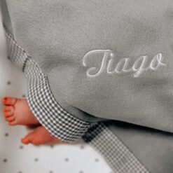 babyfleecedecke_grau_personalisiert_beispiel.jpg